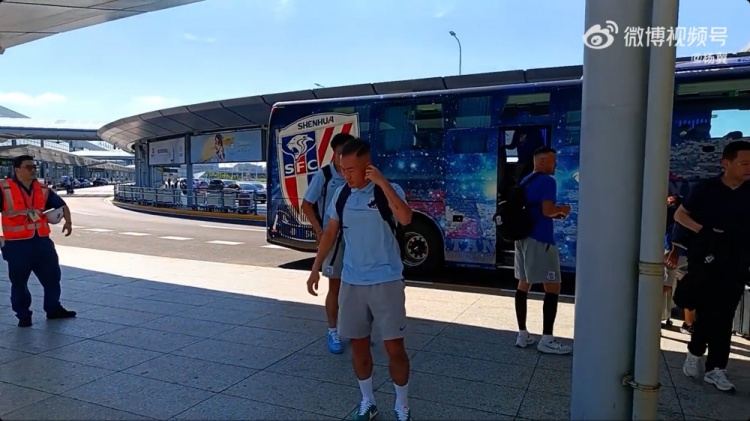 申花客战武汉：吴曦李可谢鹏飞随行，锋线外援路易斯缺席