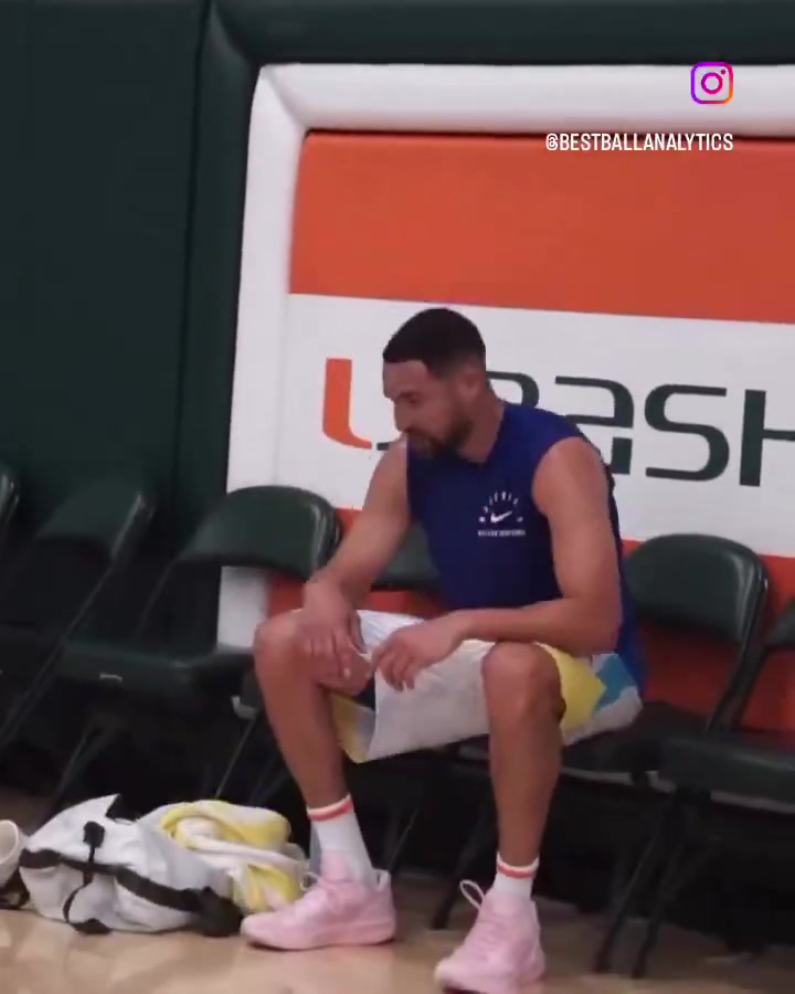 一个在热恋 一个陷出轨丑闻🤫克莱和独行侠新援拉塞尔一同训练