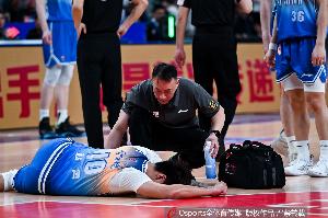 赵睿：跟新疆的球迷说对不起 这两年因为伤病 我的出勤率确实少