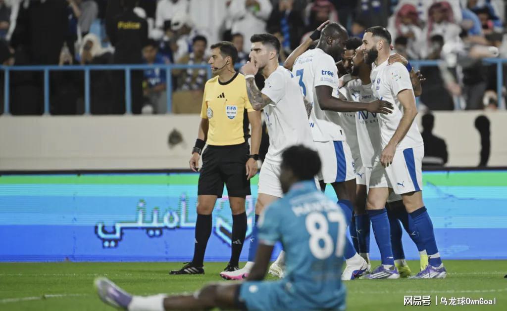 开云体育-踢疯了！首秀帽子戏法！前皇马巨星抢C罗风头，夺冠热门赛季不败